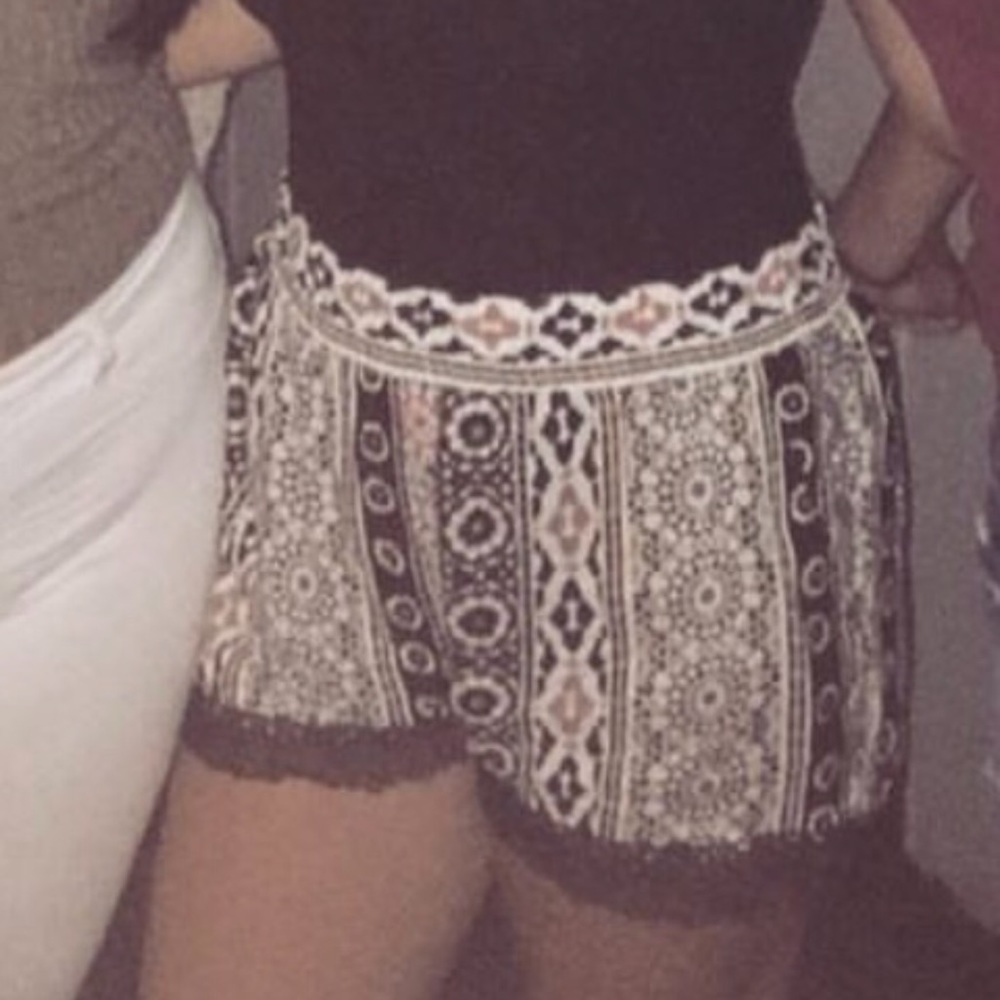 ✨6 for $15 sale ✨ Francescas shorts boho hippie